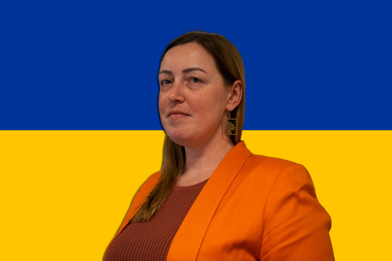 Frau aus der Ukraine vor der ukrainischen Flagge