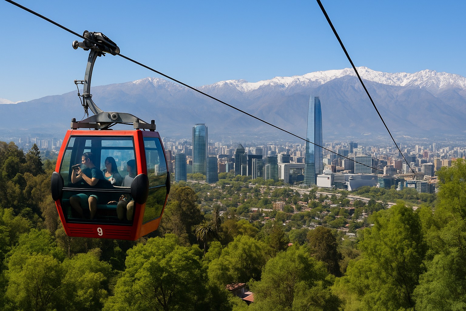 Eine verglaste Kabine des Teleférico de Santiago schwebt über das dichte Grün des Parque Metropolitano; Passagiere fotografieren die Szenerie, während die Skyline mit dem Costanera Center vor den schneebedeckten Andengipfeln in der Ferne aufragt.
