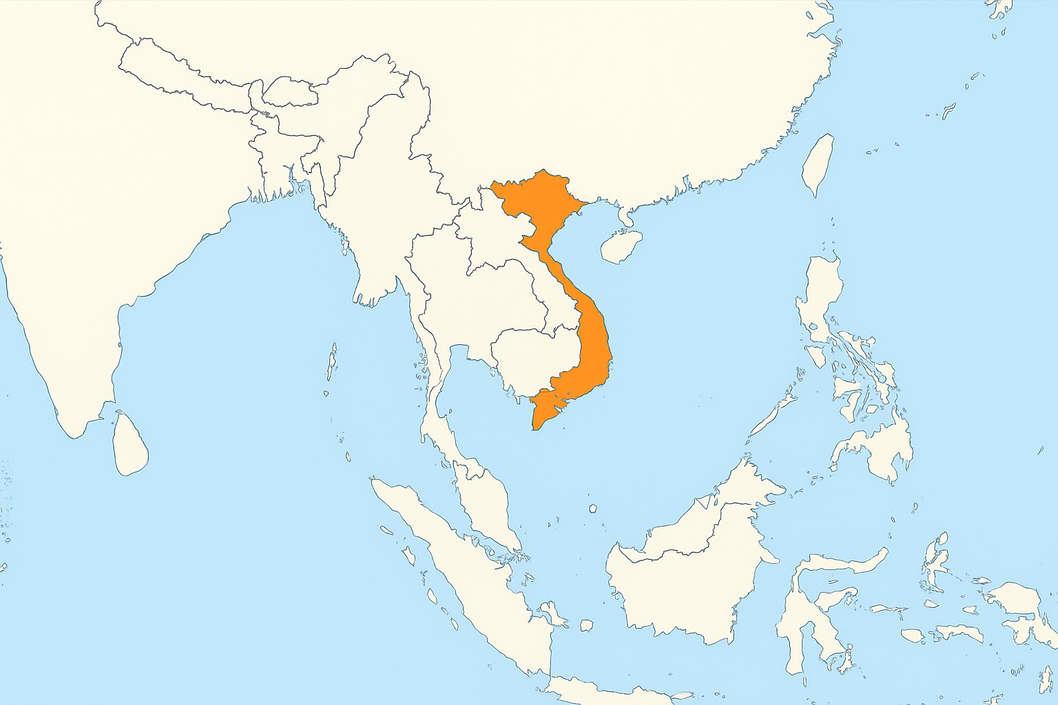 Eine digitale Landkarte zeigt Südostasien mit Vietnam in Orange hervorgehoben – entlang der Ostküste der Indochina-Halbinsel. Umliegende Länder wie China, Laos, Kambodscha und Malaysia sind deutlich umrissen, ebenso wie das Südchinesische Meer und der Golf von Thailand.